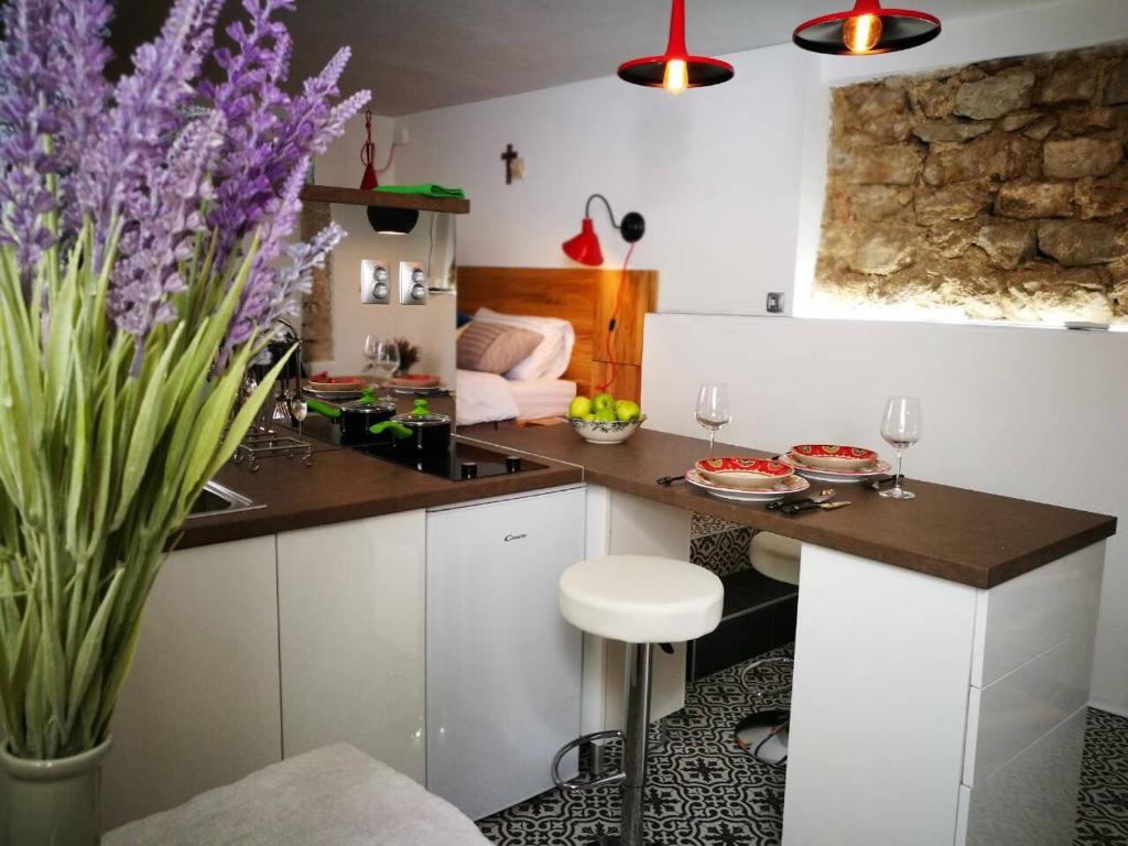 Kuchyň nebo kuchyňský kout v ubytování Cres Studio Till Apartment