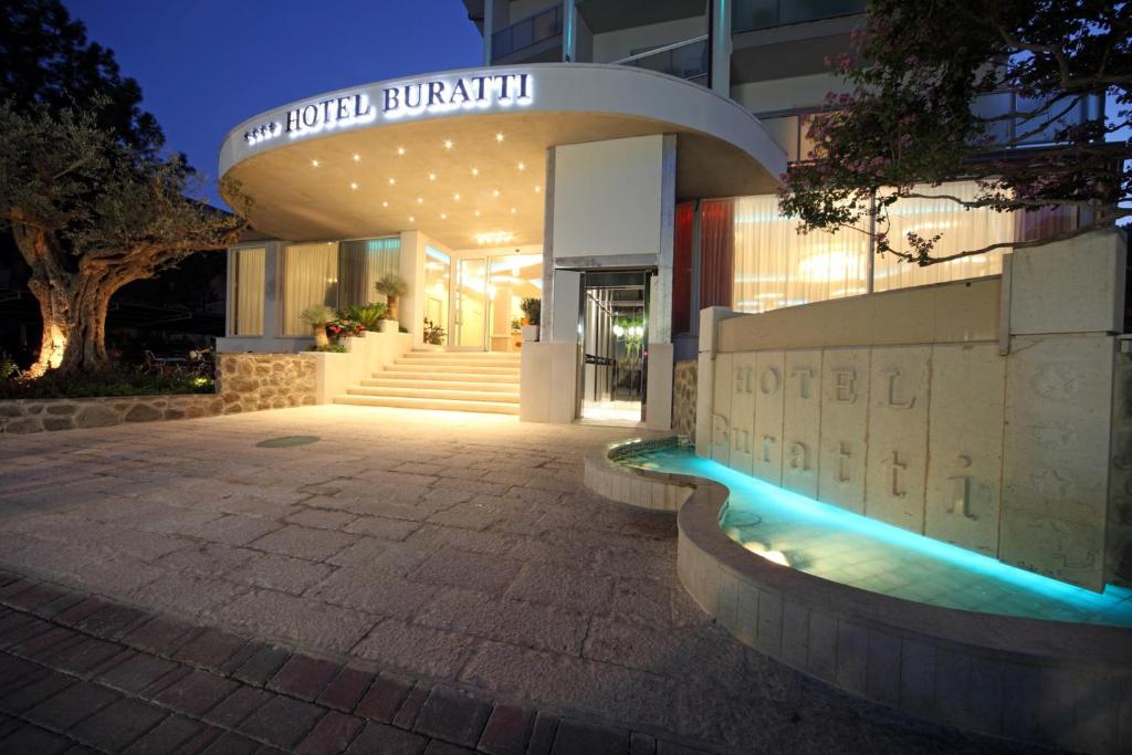 Bazén v ubytování Hotel Buratti nebo v jeho okolí
