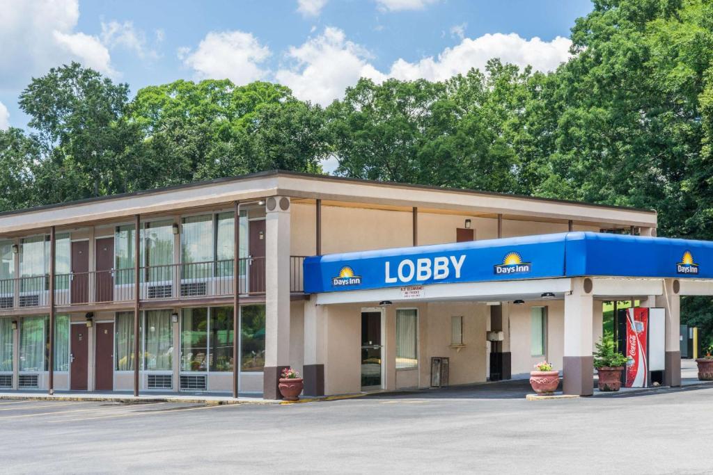 a building with a jobby sign in front of it at Days Inn by Wyndham Hurricane Mills in Hurricane Mills