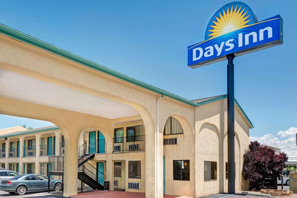 Days Inn by Wyndham Espanola في إسبانيولا: علامة نزل يومية أمام المبنى