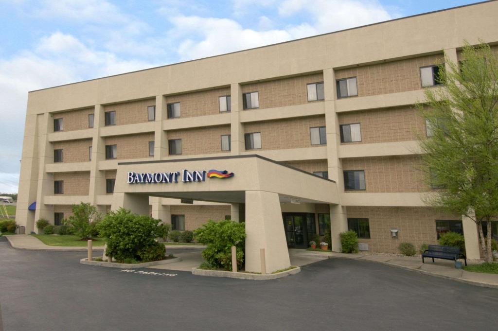 a large building with a sign that reads sandwich inn at Baymont by Wyndham Corbin in Corbin