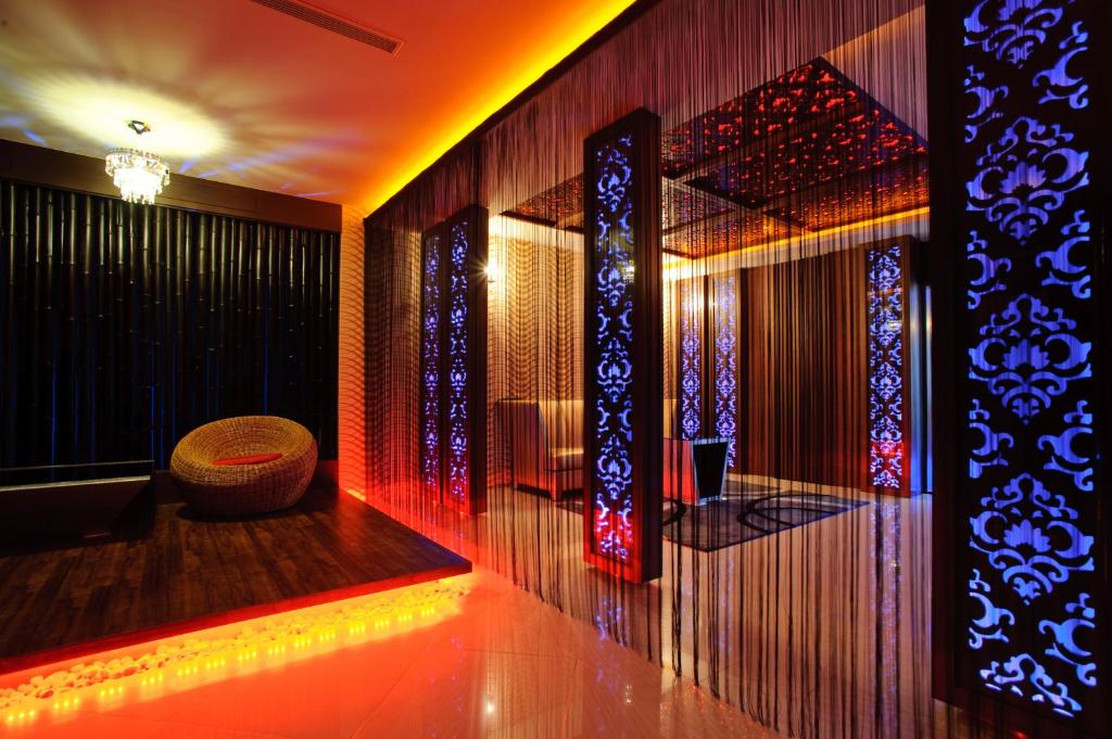 um quarto com um bar com luzes na parede em Zhen 13 Villa Motel em Yongkang