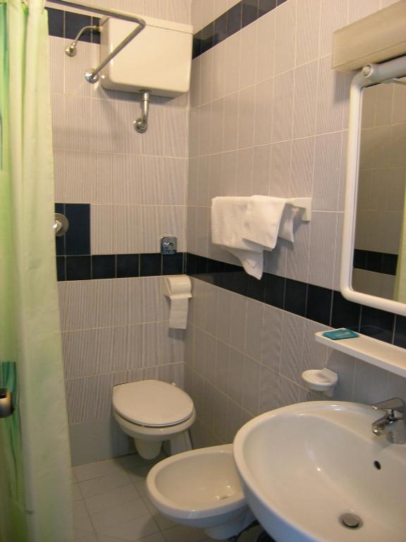 Koupelna v ubytování Elba Hotel