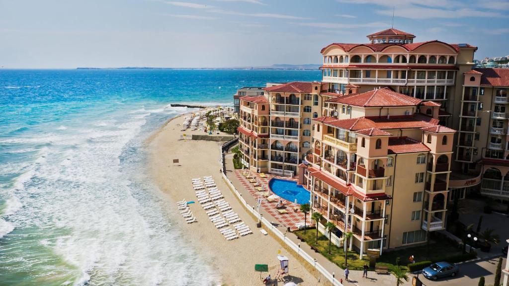 een luchtzicht op een hotel op het strand bij Atrium Beach Hotel - All Inclusive in Elenite