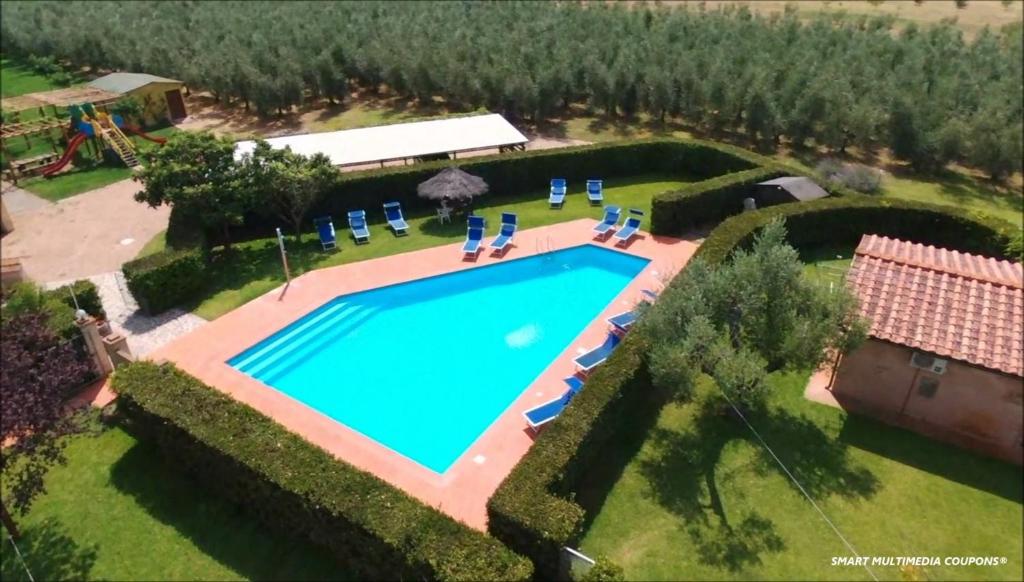 Bazén v ubytovaní Podere Campi al Mare alebo v jeho blízkosti