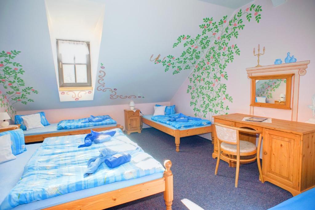 Ein Bett oder Betten in einem Zimmer der Unterkunft Borovansky mlyn