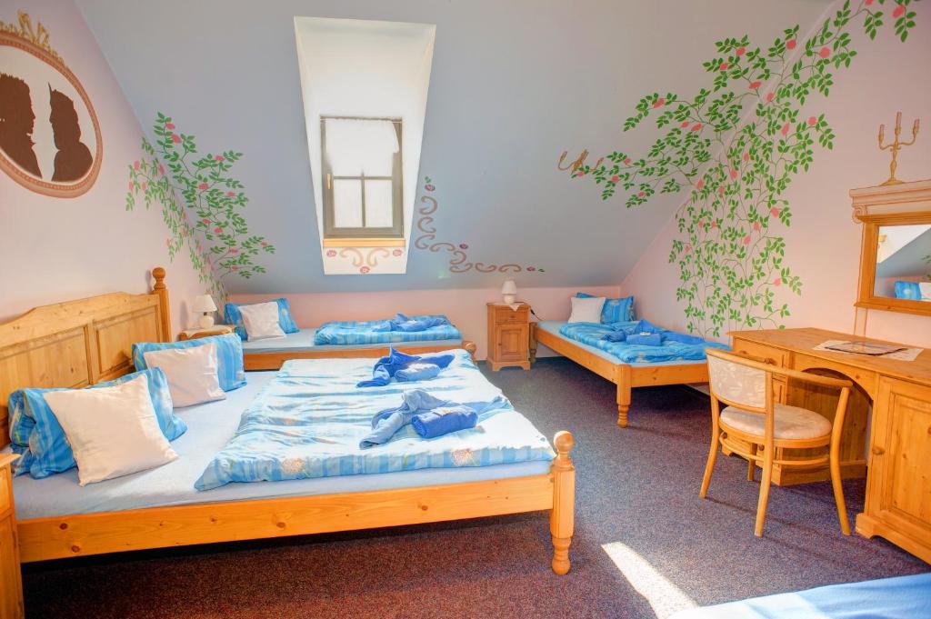 Ein Bett oder Betten in einem Zimmer der Unterkunft Borovansky mlyn