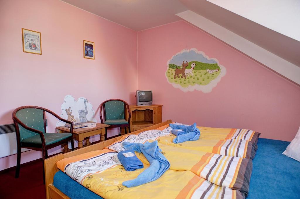 Ein Bett oder Betten in einem Zimmer der Unterkunft Borovansky mlyn