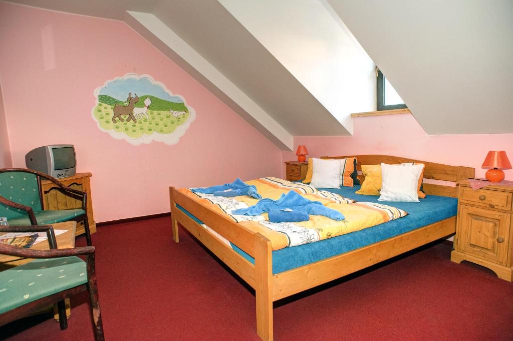 Ein Bett oder Betten in einem Zimmer der Unterkunft Borovansky mlyn