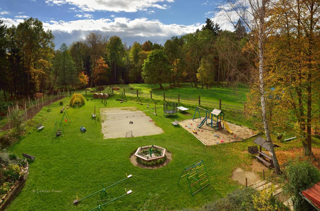 Ein Garten an der Unterkunft Borovansky mlyn