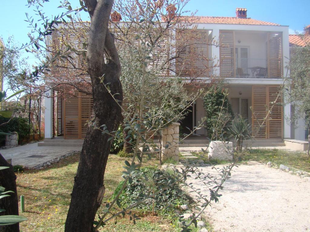 una casa con un árbol delante de ella en Villa Lipa en Zadar