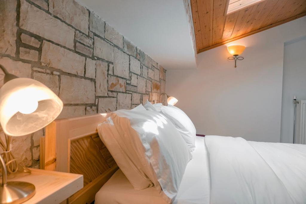 Postel nebo postele na pokoji v ubytování Hotel Argjiro
