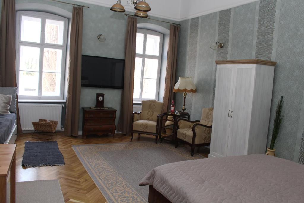 - une chambre avec un lit et un salon dans l'établissement Cozy Loft Apartman, à Eger