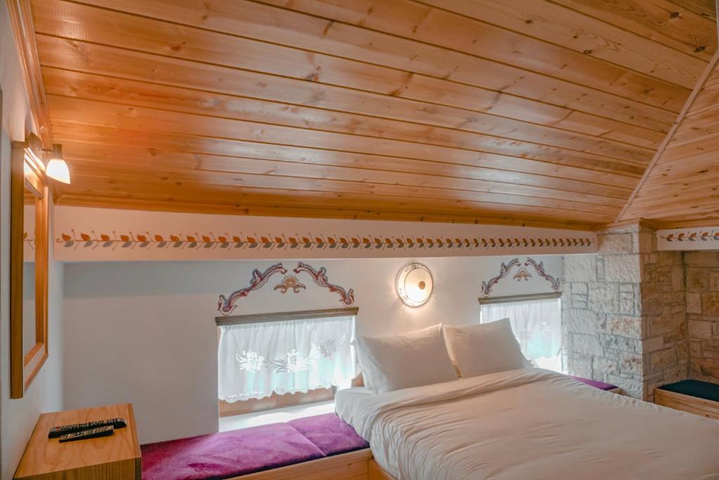 Postel nebo postele na pokoji v ubytování Hotel Argjiro