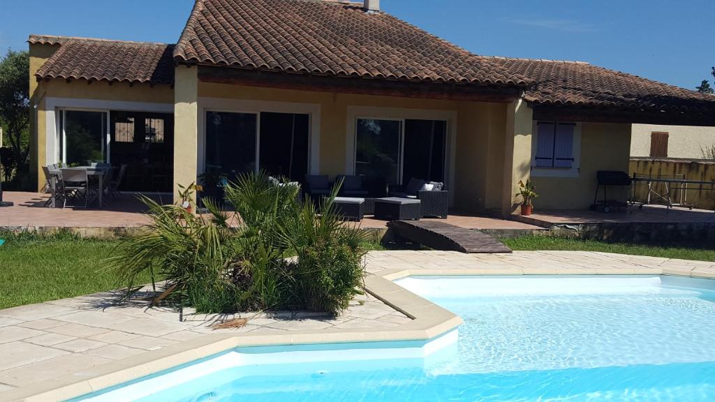 ein Haus mit Pool im Hof in der Unterkunft Villa "La Crau" in Arles