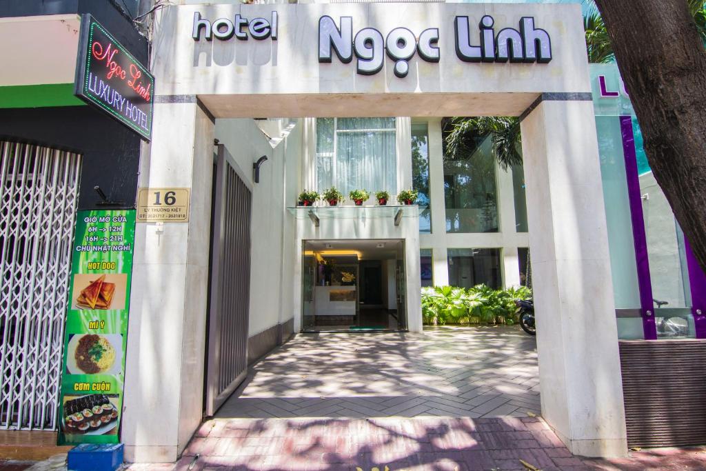 einer Fassade eines Gebäudes mit einem nococ-Grenzschild in der Unterkunft Ngoc Linh Luxury Hotel in Vũng Tàu