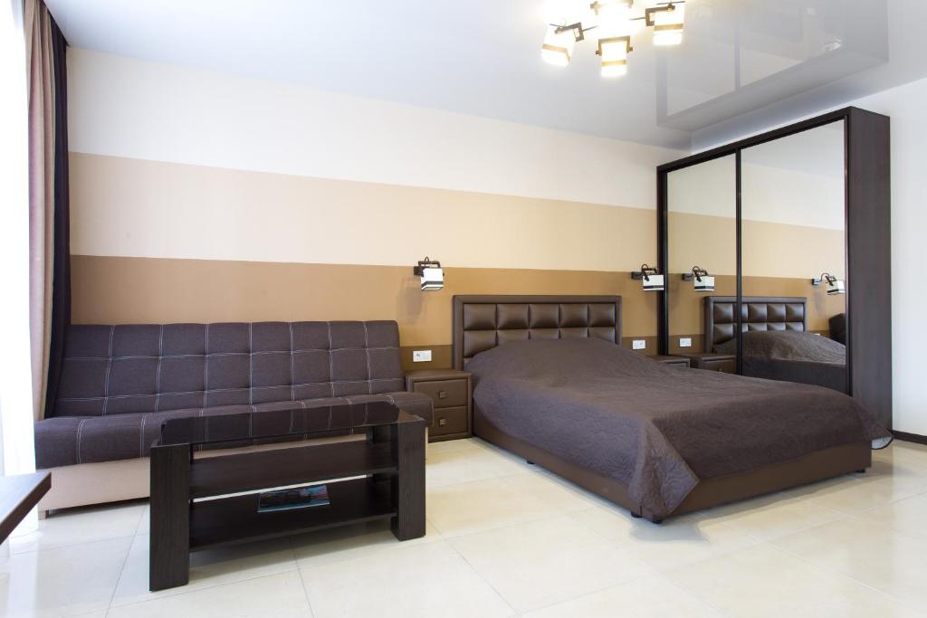 um quarto com uma cama e um espelho grande em Luxury Studios on Nauki Avenue em Carcóvia