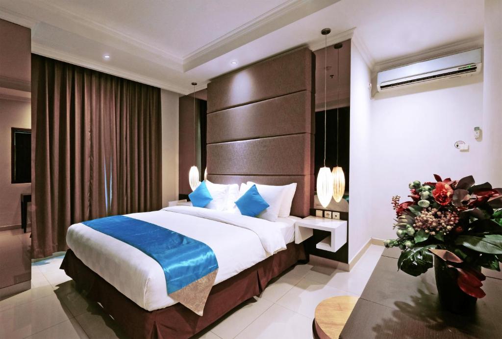 een slaapkamer met een groot bed in een kamer bij The Bellezza Hotel Suites in Jakarta