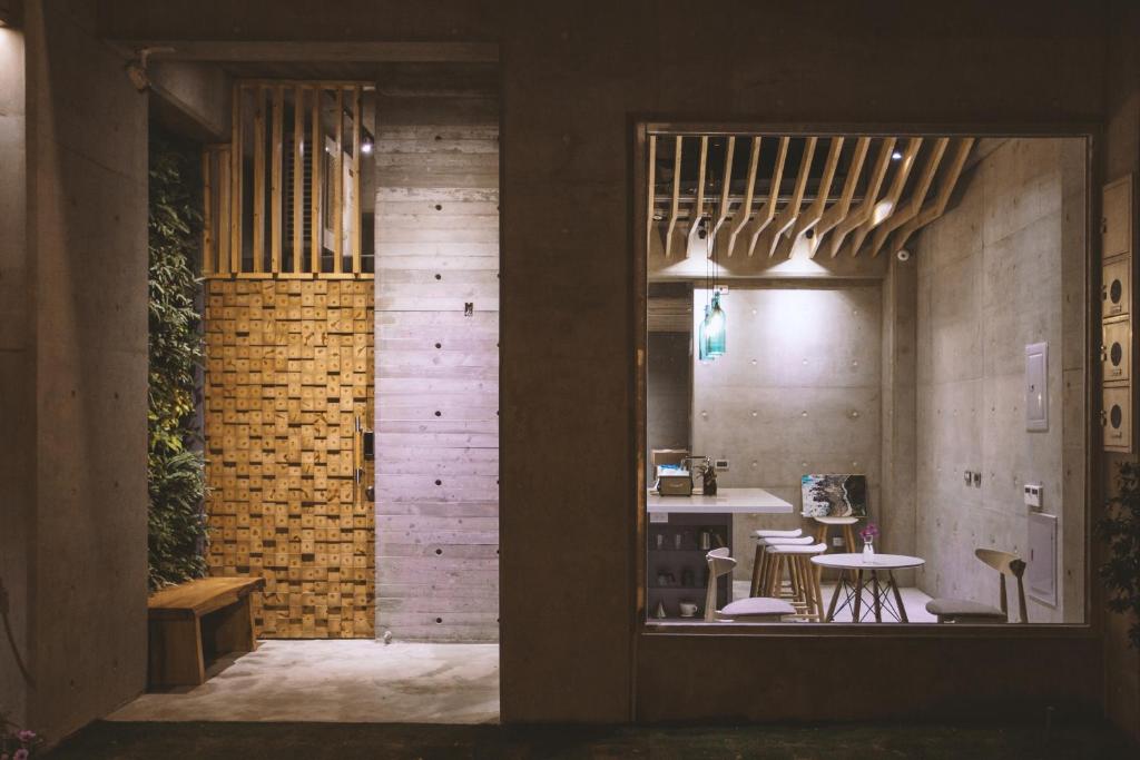 um quarto com um corredor com uma mesa e cadeiras em 墾丁 住在Zhuzai em Checheng