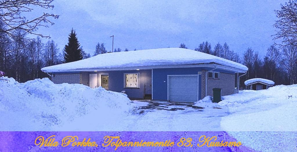 mały domek ze śniegiem na dachu w obiekcie Villa Porkka w mieście Kuusamo