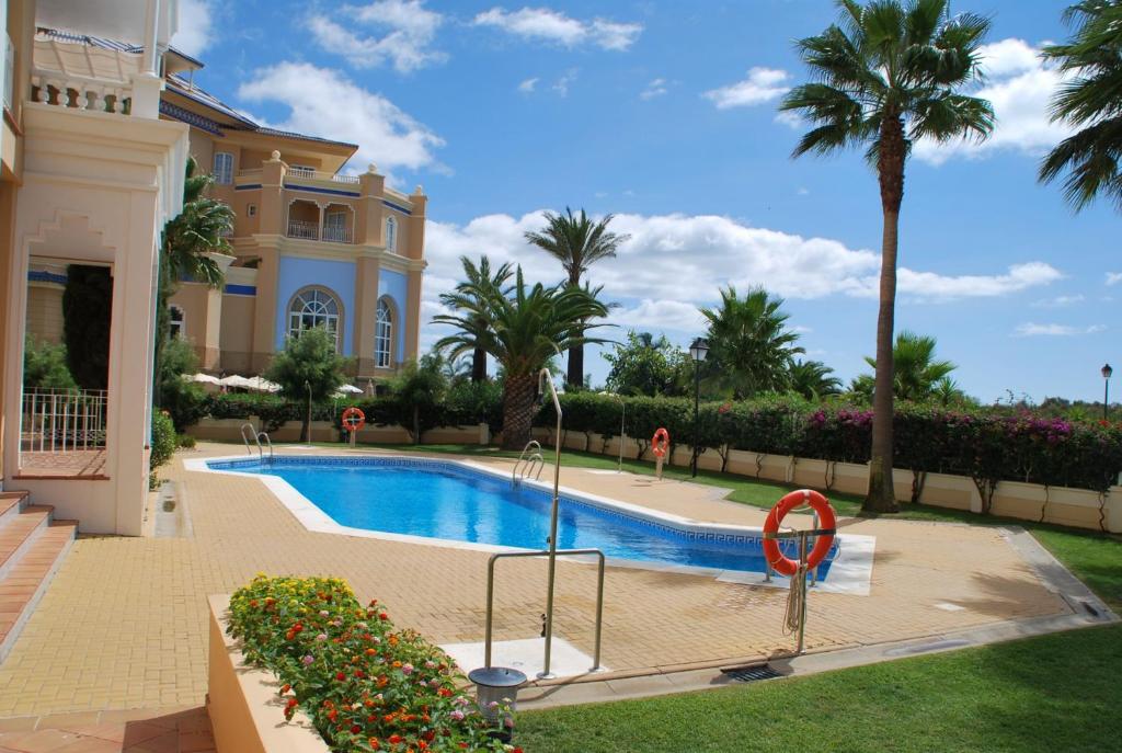 eine Villa mit einem Pool und Palmen in der Unterkunft Atlántico by HOMA in Isla del Moral