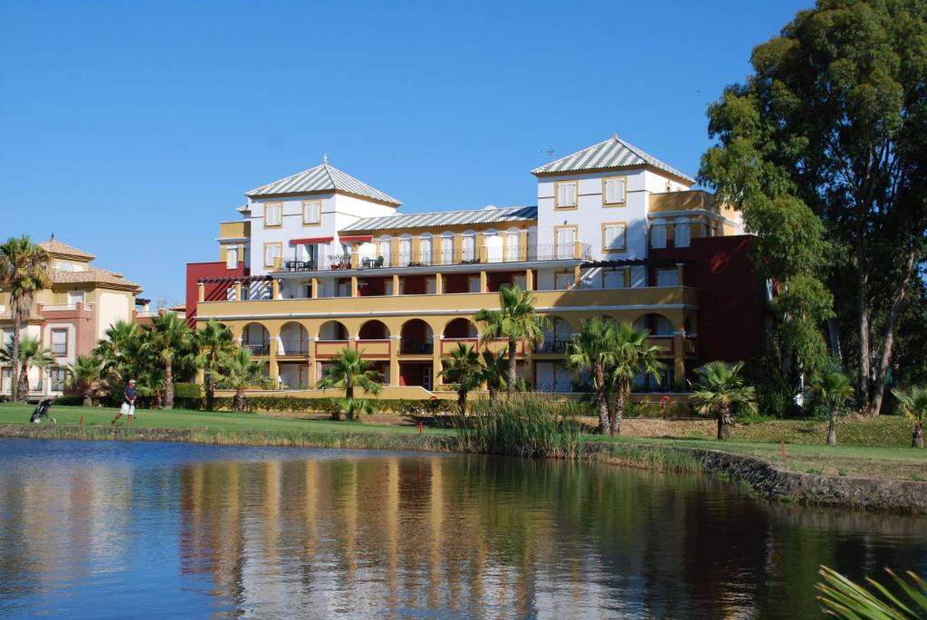 um grande edifício ao lado de uma massa de água em La Quinta II by Ĥ na Isla Canela