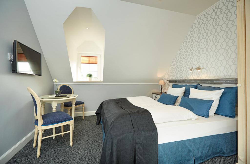 Postel nebo postele na pokoji v ubytování Hotel Fjordkroen
