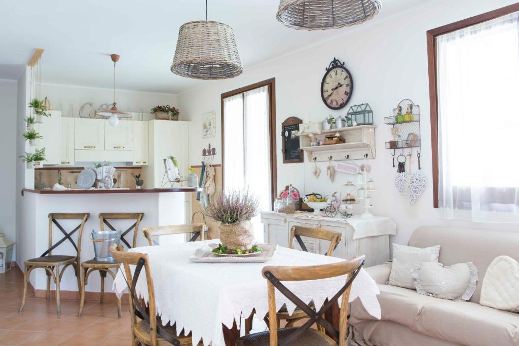 uma sala de estar com uma mesa e um sofá em La Casa Di Menny Maison de Campagne em Moneglia