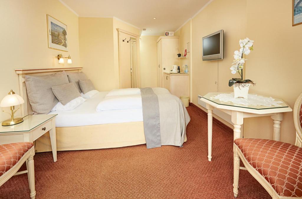 Postel nebo postele na pokoji v ubytování Hotel Fjordkroen