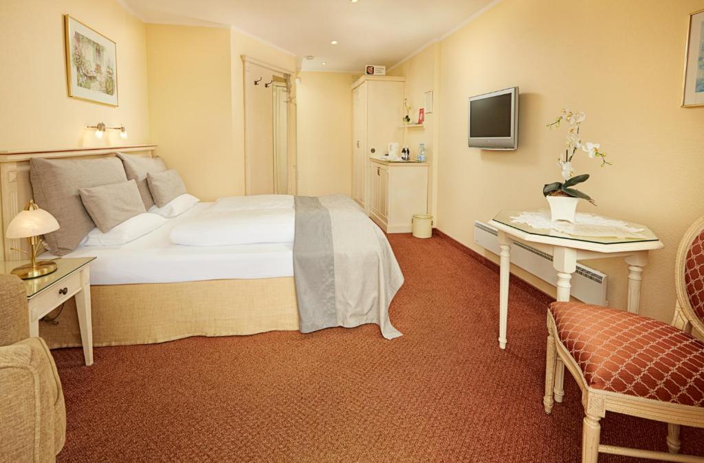 Postel nebo postele na pokoji v ubytování Hotel Fjordkroen