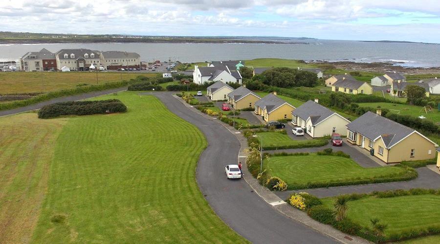 una vista aérea de un barrio residencial con una carretera en Spanish Point Holiday Homes, en Spanish Point