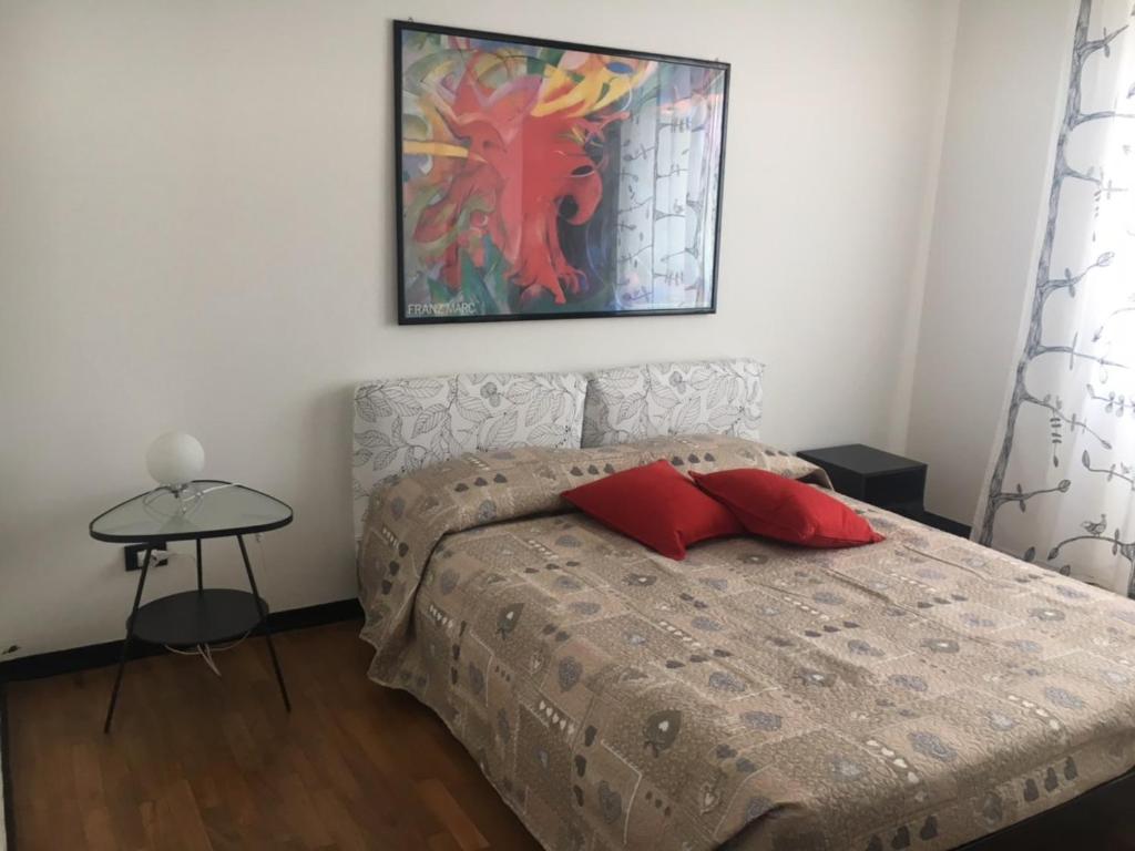 sypialnia z łóżkiem i obrazem na ścianie w obiekcie Our Home w mieście La Spezia