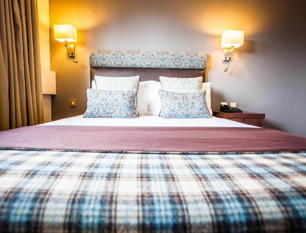 Postel nebo postele na pokoji v ubytování Stirling Court Hotel