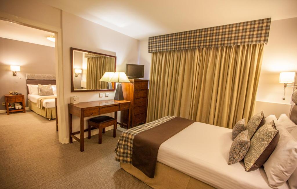 Postel nebo postele na pokoji v ubytování Stirling Court Hotel