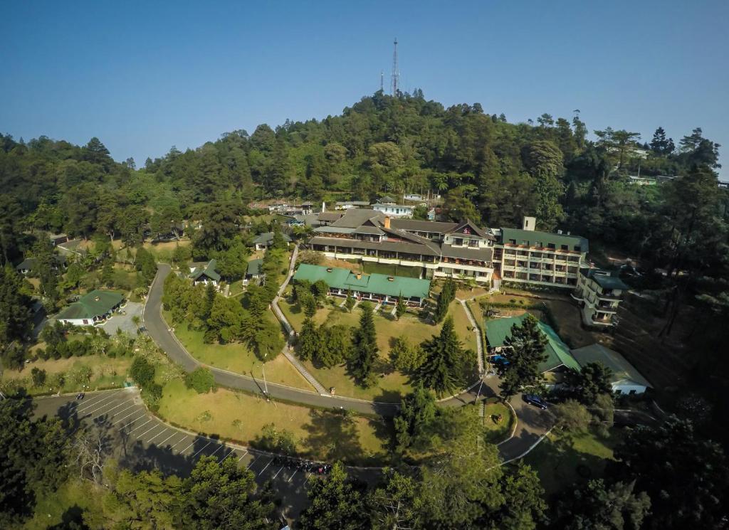 eine Luftansicht eines Resorts auf einem Berg in der Unterkunft Puncak Pass Resort in Puncak