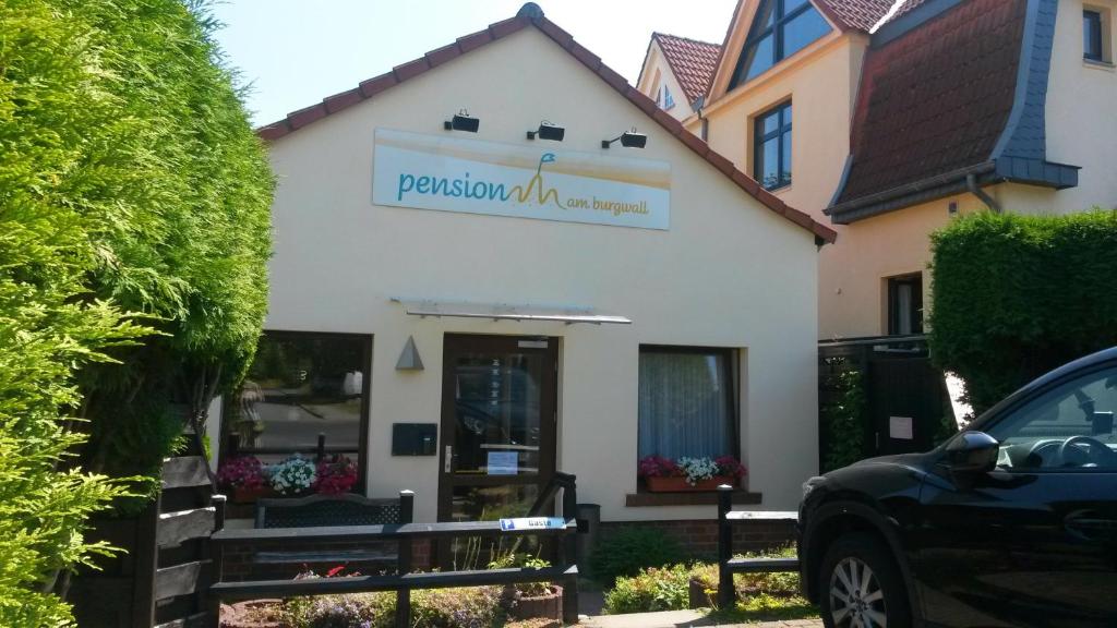 ein Gebäude mit einem Schild auf der Vorderseite in der Unterkunft Pension am Burgwall in Wismar