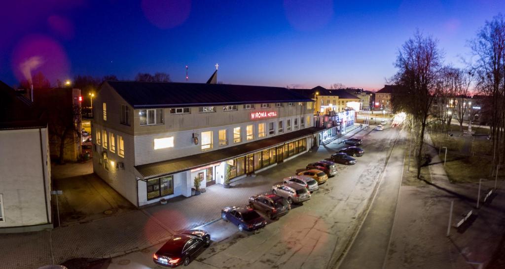 um grupo de carros estacionados em frente a um edifício em Hotell Wironia em Jõhvi