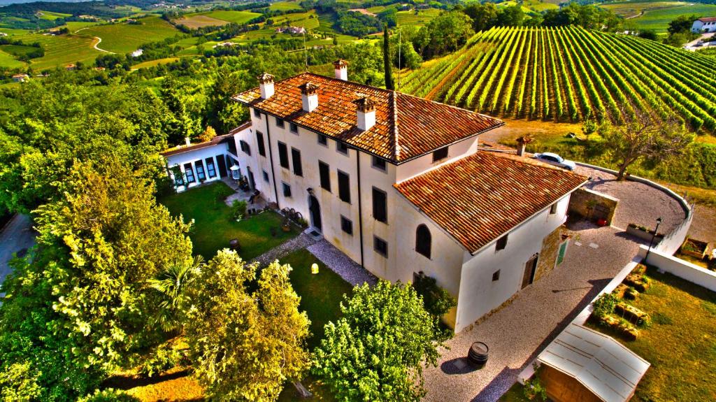 una vista aérea de una gran casa blanca con techo en Agriturismo Casa delle Rose Winery, en Ruttàrs