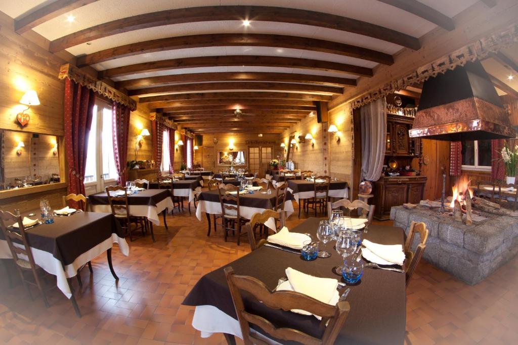 Restaurace v ubytování Hôtel - Restaurant - Bar - Le Sapin Fleuri