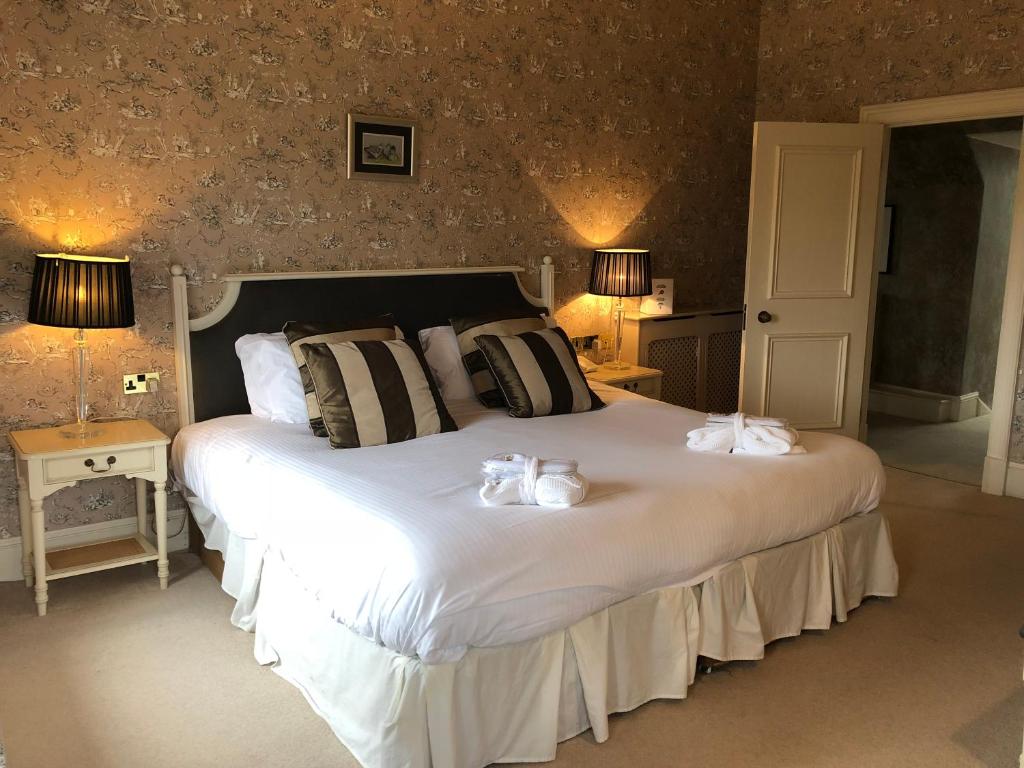 Postel nebo postele na pokoji v ubytování Dryburgh Abbey Hotel