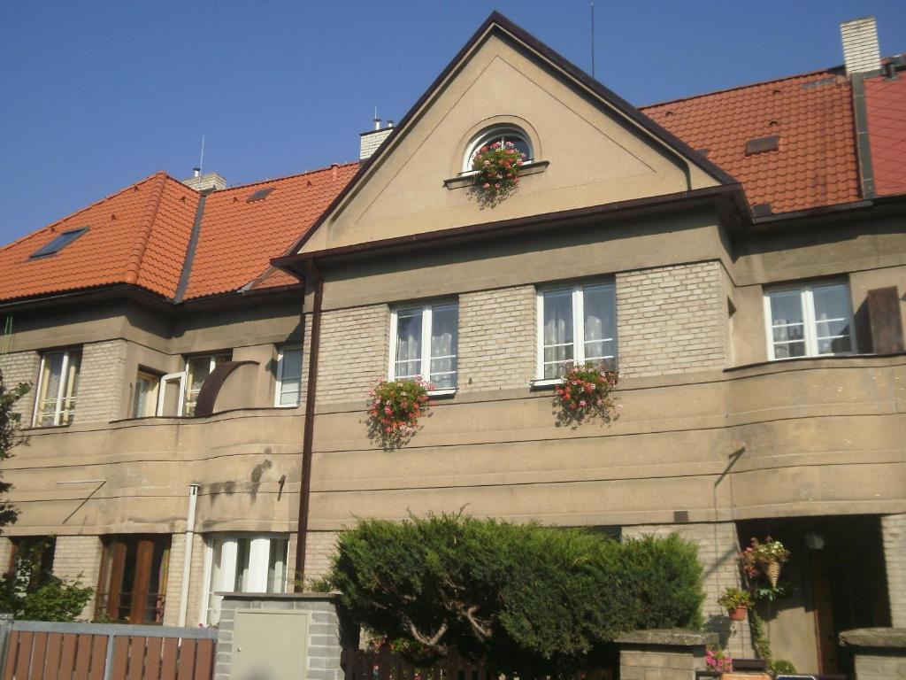 - un bâtiment avec deux fenêtres fleuries dans l'établissement apartricanova, à Prague