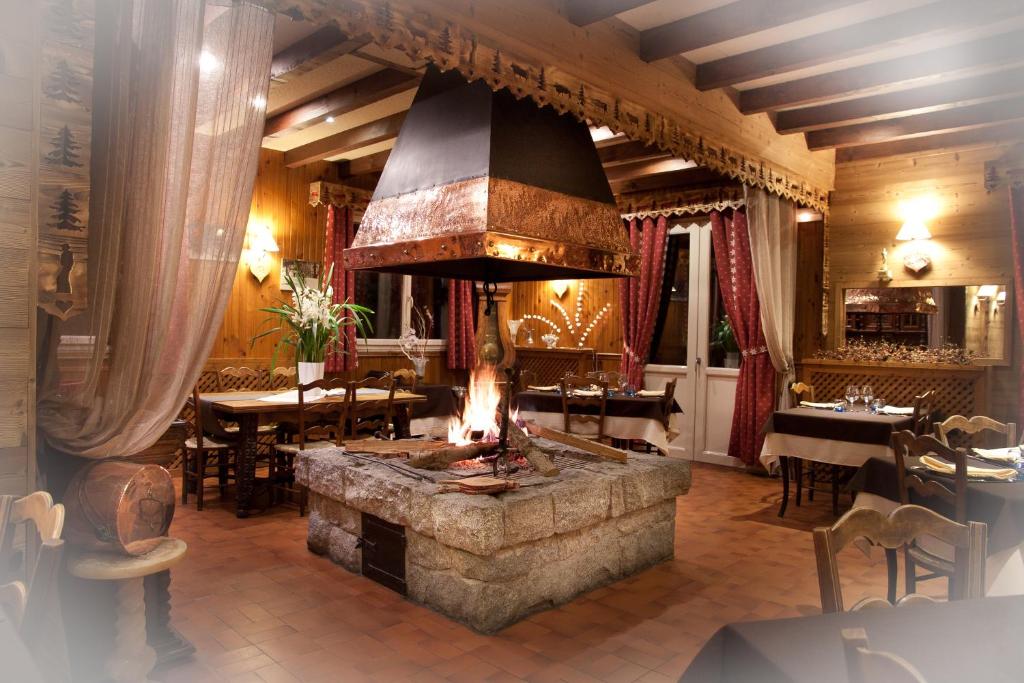 Posezení v ubytování Hôtel - Restaurant - Bar - Le Sapin Fleuri