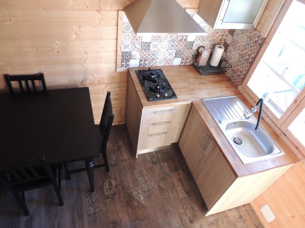 A kitchen or kitchenette at Càmping l'Alguer
