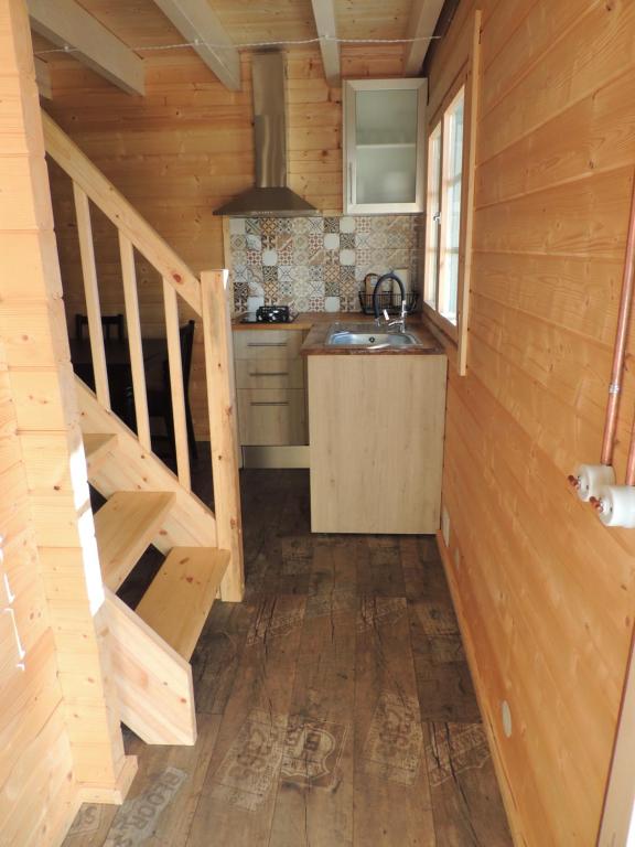 A kitchen or kitchenette at Càmping l'Alguer