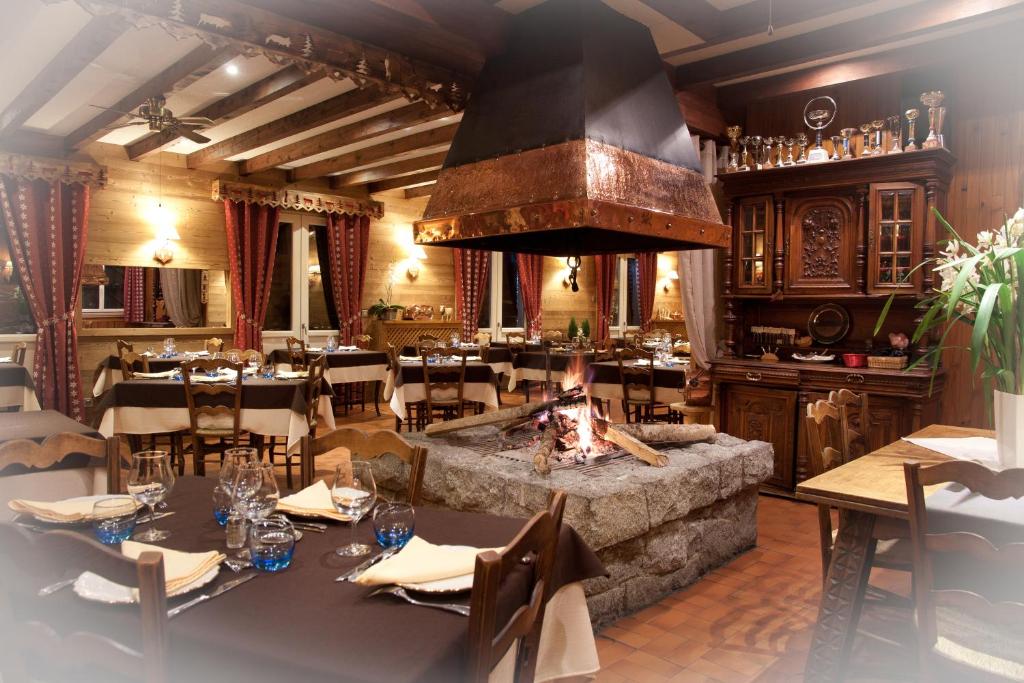 Restaurace v ubytování Hôtel - Restaurant - Bar - Le Sapin Fleuri