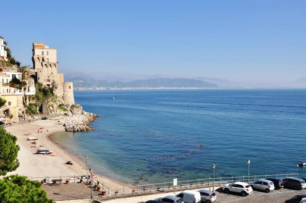 una spiaggia con auto parcheggiate accanto all'acqua di Apartments Cetara a Cetara