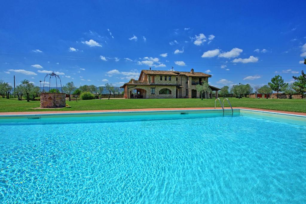 uma piscina exterior em frente a uma casa em Villa Assisi by PosarelliVillas em Assis