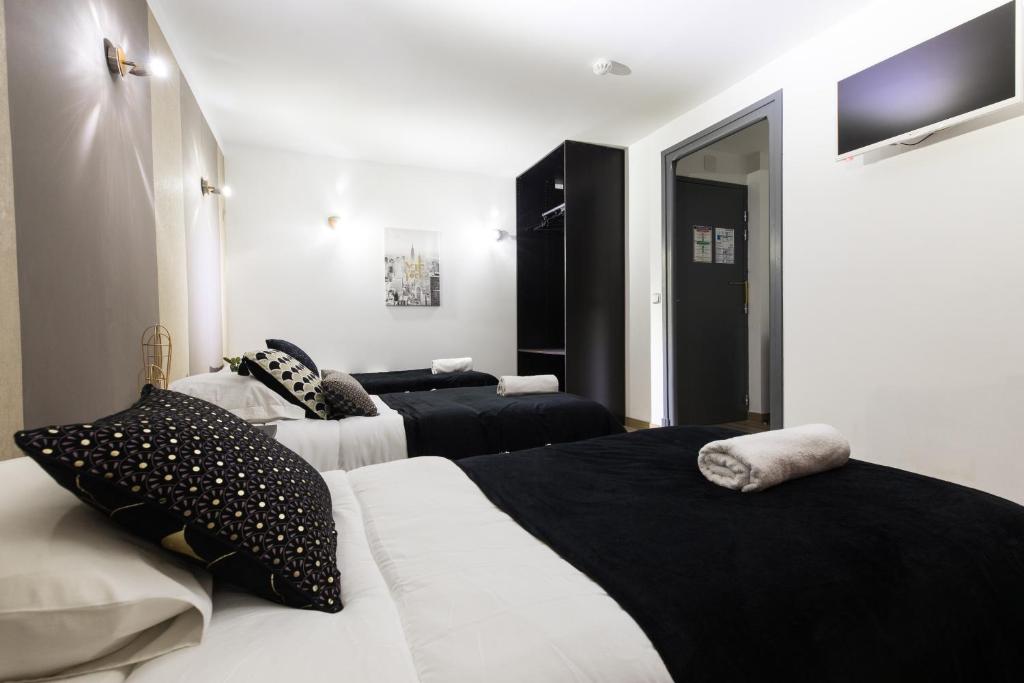 Postel nebo postele na pokoji v ubytování Hôtel des Beaux Arts