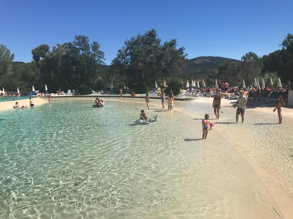 グリモーにあるMaison du Lacの海水浴場で遊ぶ人々