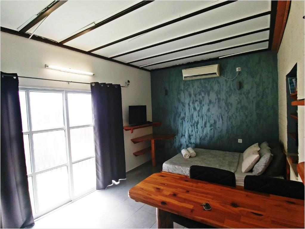 Μια τηλεόραση ή/και κέντρο ψυχαγωγίας στο middle path